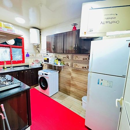 Appartamento Moon Backpackers , Al Rigga , Partition For Couples And For Singles Dubai Esterno foto