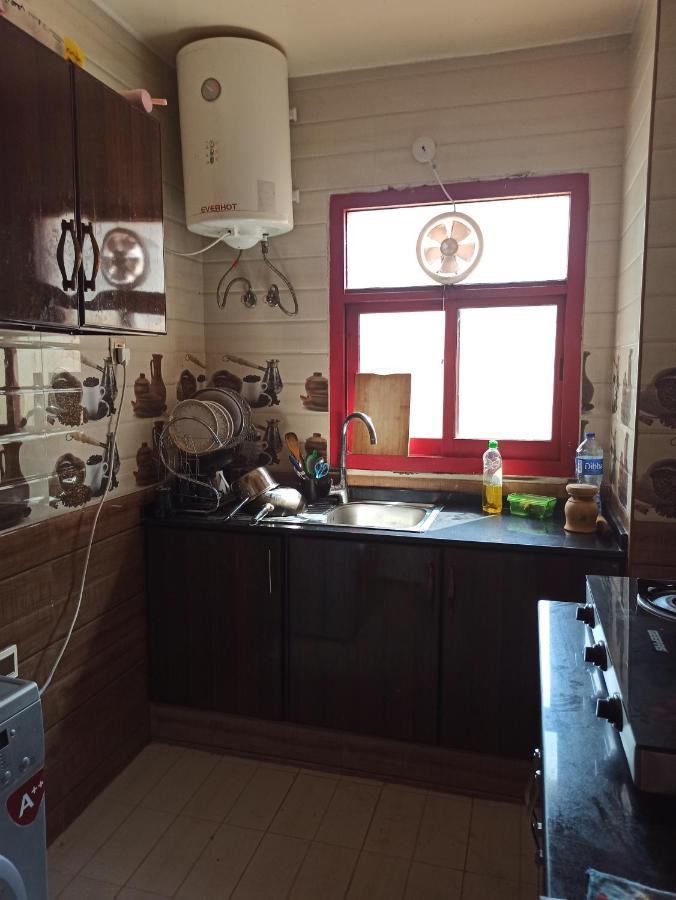 Appartamento Moon Backpackers , Al Rigga , Partition For Couples And For Singles Dubai Esterno foto