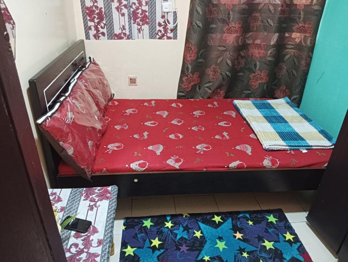 Appartamento Moon Backpackers , Al Rigga , Partition For Couples And For Singles Dubai Esterno foto