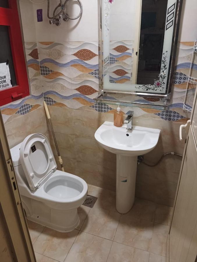 Appartamento Moon Backpackers , Al Rigga , Partition For Couples And For Singles Dubai Esterno foto