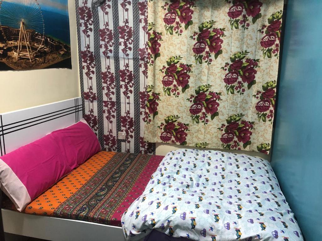 Appartamento Moon Backpackers , Al Rigga , Partition For Couples And For Singles Dubai Esterno foto