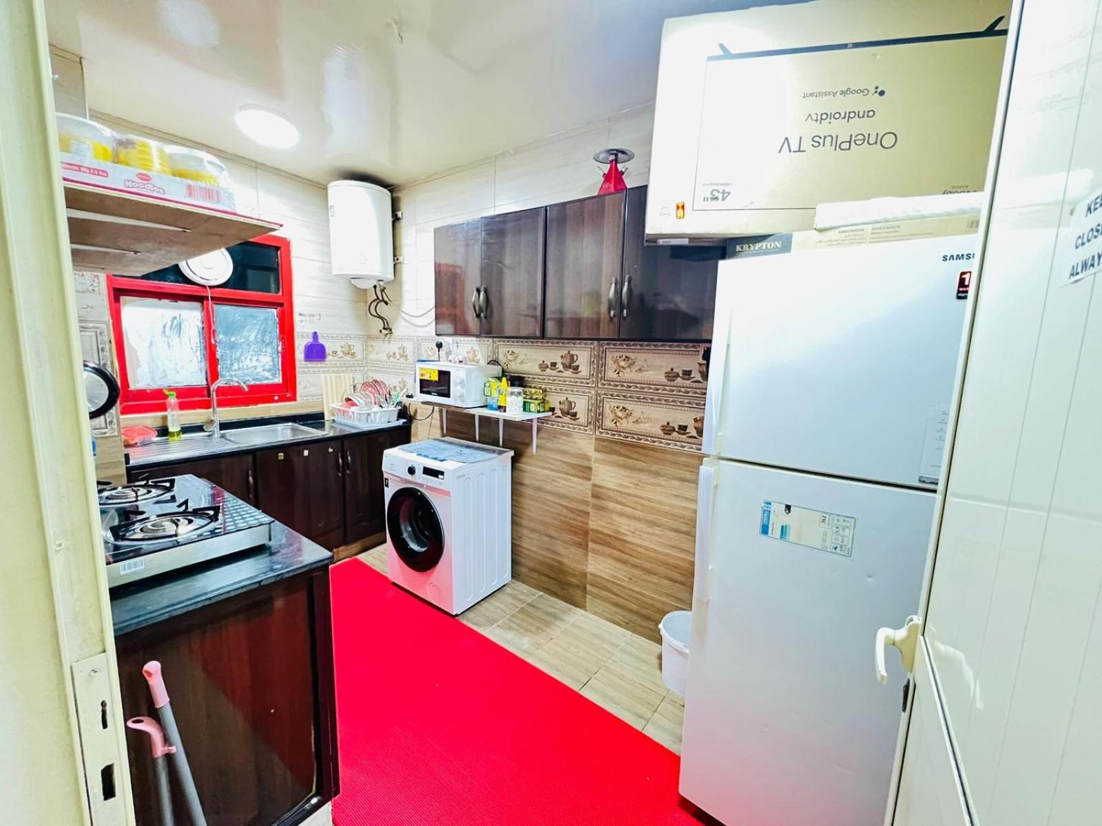 Appartamento Moon Backpackers , Al Rigga , Partition For Couples And For Singles Dubai Esterno foto