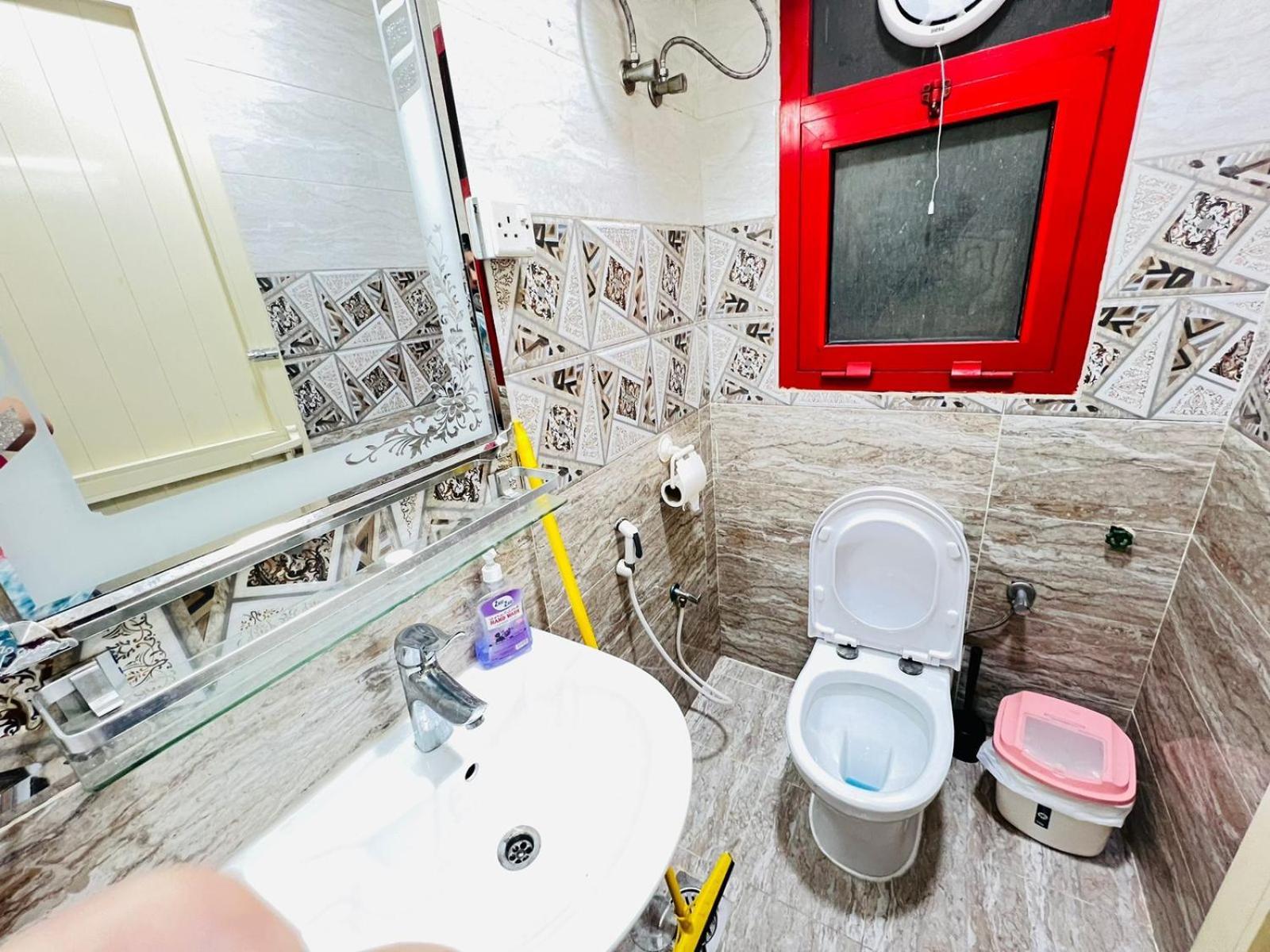 Appartamento Moon Backpackers , Al Rigga , Partition For Couples And For Singles Dubai Esterno foto