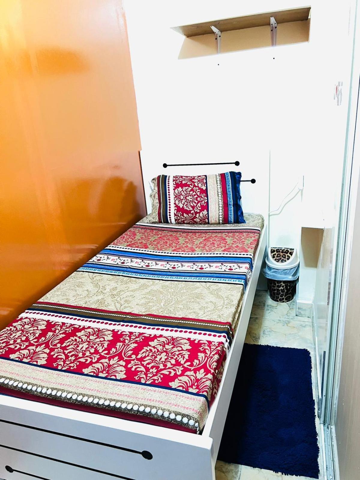 Appartamento Moon Backpackers , Al Rigga , Partition For Couples And For Singles Dubai Esterno foto